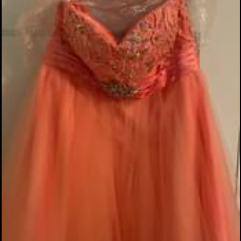 Dana’s strapless sweetheart neckline